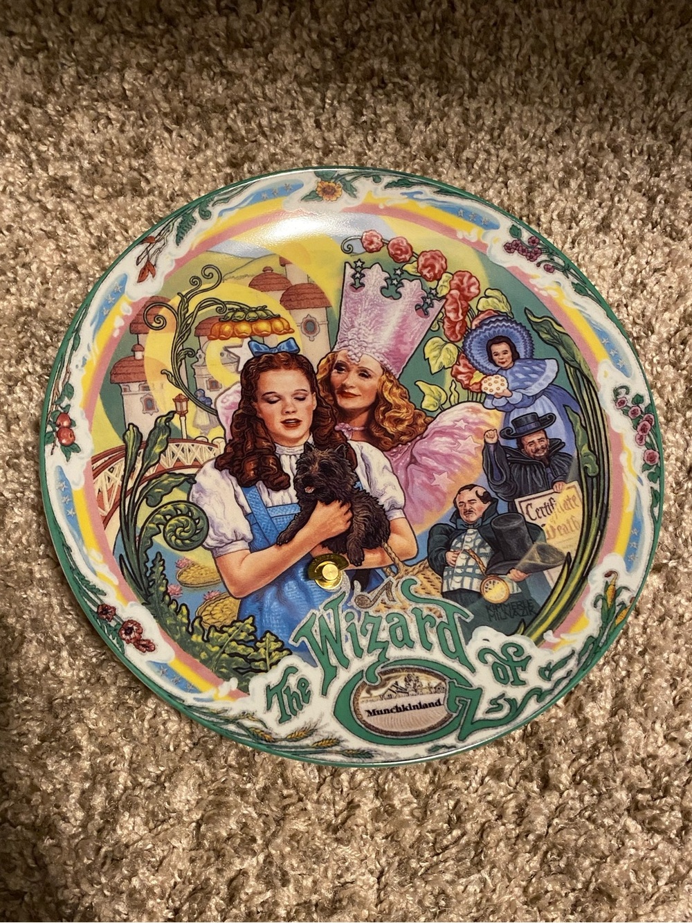 Wizard of oz collectible musical plate “Munchkinland”